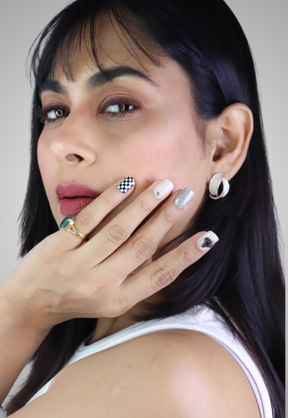 Silverkiss Press-On Nails – Medium Squoval Glittery Silver Nail Art